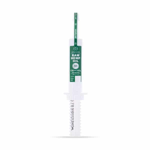 Een tube Endoca CBD pasta – 20% (2000mg CBD) - THT 03-2023 op een witte achtergrond.