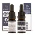 Twee kleine flesjes Endoca CBD Olie 3% met druppeldoppen worden getoond voor hun doosjes, waarop product- en ingrediënteninformatie staat.