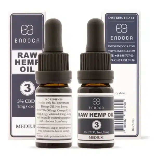 Twee kleine flesjes Endoca CBD Olie 3% met druppeldoppen worden getoond voor hun doosjes, waarop product- en ingrediënteninformatie staat.