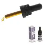 Een druppelaar die amberkleurige vloeistof afgeeft is te zien boven een klein flesje met het label "Endoca CBD Olie 3%" naast de verpakking.