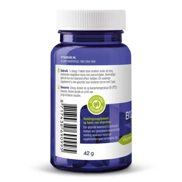 Een blauwe plastic fles Vitakruid - B12 Combi 6000® met folaat en P-5-P (60 smelttabletten) met een witte dop, Nederlands tekstlabel en een recyclingsymbool op de verpakking.