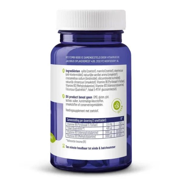 Een blauwe plastic fles Vitakruid - B12 Combi 6000® met folaat en P-5-P (60 smelttabletten), met een witte dop en een Nederlands etiket met ingrediënten, voedingsinformatie en certificeringslogo's.