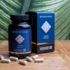 Een flesje en doosje MindScopic - CLEAR FOCUS™ Capsules (50 stuks) staan op een houten oppervlak met verspreid liggende capsules en een groen bladpatroon op de achtergrond.