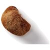 een stuk brood bovenop een wit oppervlak.