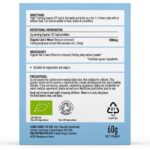 Achterkant van de Mushrooms4Life - Biologische paddenstoel Lion's Mane Poeder (60 gram) blauwe supplementendoos met daarop de gebruiksaanwijzing, voedingsinformatie, ingrediëntenlijst, voorzorgsmaatregelen, biologische certificeringslogo's en gegevens van de fabrikant.