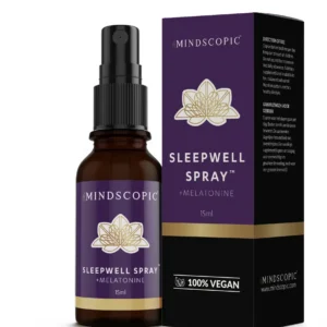 Een 15 ml flesje MindScopic SLEEPWELL SPRAY met melatonine staat naast de doos, beide gelabeld als 100% veganistisch.