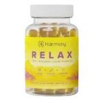 Een doorzichtig potje met het label "Harmony - CBD / CBG Relax Gummies (60 stuks)" bevat gele gummies. Op het etiket staat hennep, lavendel, citroenmelisse en 10 mg CBD per gummie. THT-datum: 21-11-2025.