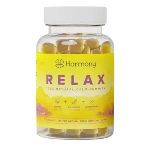 Een doorzichtig potje met het label "Harmony - CBD / CBG Relax Gummies (60 stuks)" bevat gele gummies. Op het etiket staat hennep, lavendel, citroenmelisse en 10 mg CBD per gummie. THT-datum: 21-11-2025.