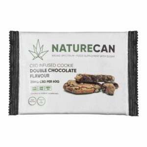 Een wit pakje met het opschrift „Naturecan“ bevat een met CBD verrijkt dubbelchocoladekoekje, met een afbeelding van het koekje en productgegevens zoals 25 mg CBD per 60 g en geen kunstmatige zoetstoffen.