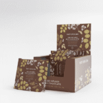 Een displaydoos met het opschrift „Naturecan CBD Infused Milk Chocolate“ bevat meerdere afzonderlijk verpakte chocoladerepen die versierd zijn met bladmotieven.