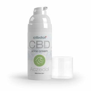 Een witte fles met het opschrift „CBD-acnecrème Aczedol”, met daarnaast een grijze pomp en een doorzichtige dop, afgebeeld tegen een witte achtergrond.