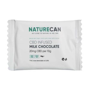 Wit pakje met het opschrift „Naturecan CBD-verrijkte melkchocolade, 20 mg CBD per 10 g”, met pictogrammen voor GGO-vrij en THC-vrij, nettogewicht 10 g, en informatie over het voedingssupplement.