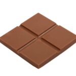 Een vierkant stuk melkchocolade, verdeeld in vier kleinere vierkantjes, afgebeeld tegen een witte achtergrond.
